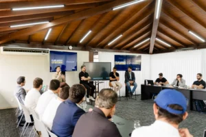 Palestra sobre planejamento estratégico com Wellington Santos da Be Deal explicando visão, estratégia, estrutura, processos e pessoas como base para crescimento empresarial.